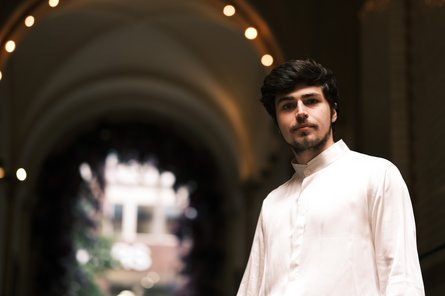 Künstler vor verschwommenen Hintergrund