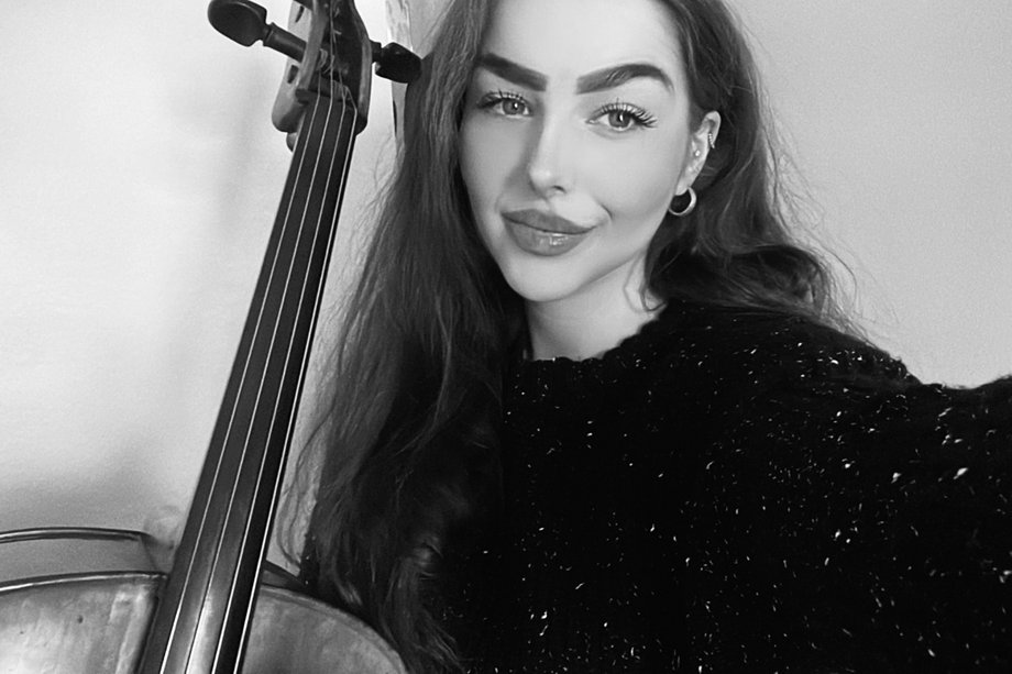 Elisabeth Kogan mit Cello