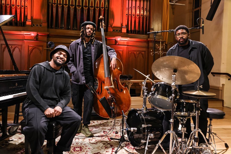 2025-10-29 Sullivan Fortner Trio Gruppenfoto von drei Männern mit Instrumenten