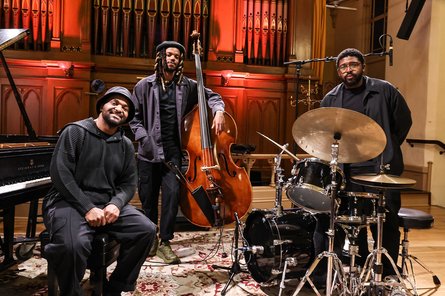 2025-10-29 Sullivan Fortner Trio Gruppenfoto von drei Männern mit Instrumenten