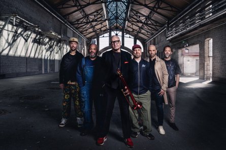 Nils Landgren Funk Unit sechs Personen in V-Formation