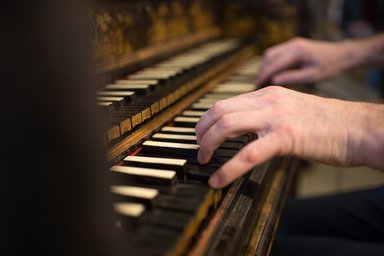 Instrument.Cembalo Hände auf einer Cembalo Tastatur