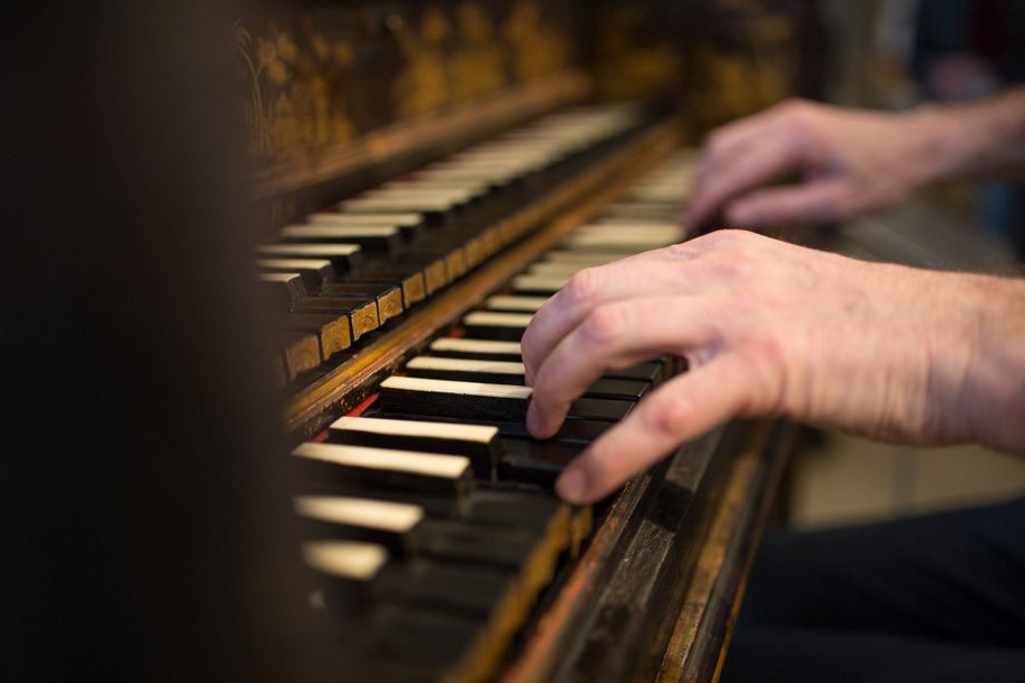 Hände auf einer Cembalo Tastatur