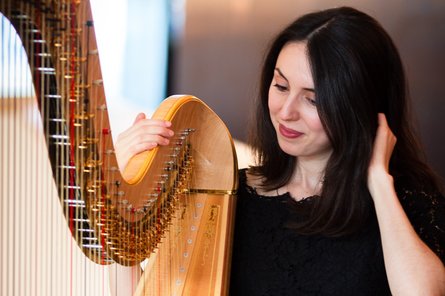 Séphora Foucher de la Fuente an der Harfe