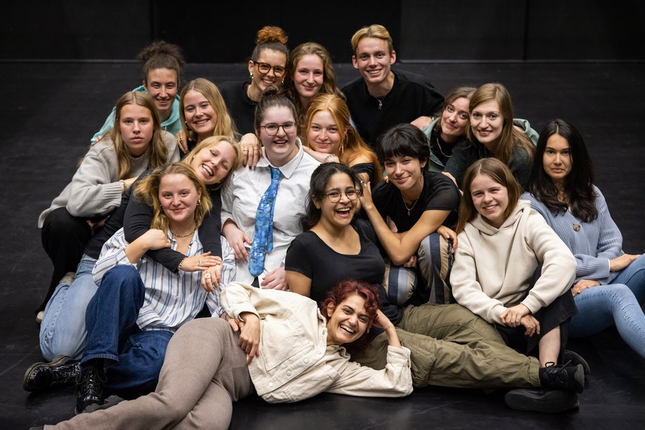 Das Bild zeigt die Studierenden des Studiengangs Lehramt Theater.