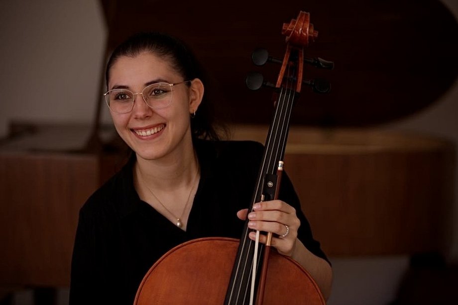 Charline Gehrke Portrait von Charline Gehrke mit Violoncello