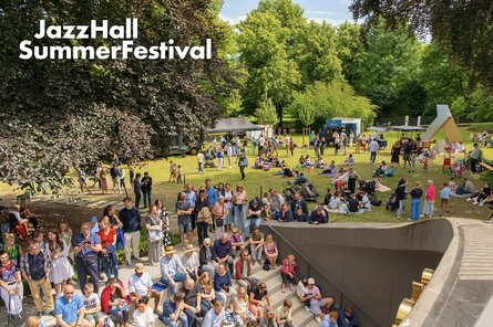 JazzHall SummerFestival viele Personen auf der Außentribüne der JazzHall und der umliegenden Wiese