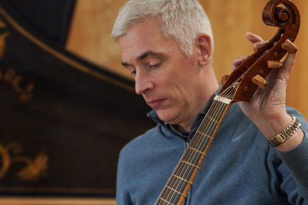 2025-06-18 Domen Marincic ein Mann der Cello spielt