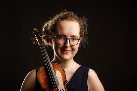 Hemma Wenzler mit Violine