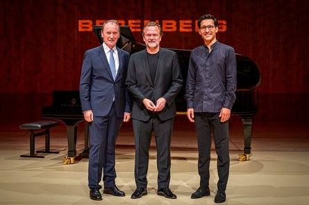 Berenberg-Preis 2025 Drei Männer stehen auf einer Bühne vor einem schwarzen Flügel