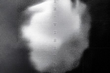 schwarz-weiße Grafik mit der senkrecht ausgerichteten Schrift "invisible"