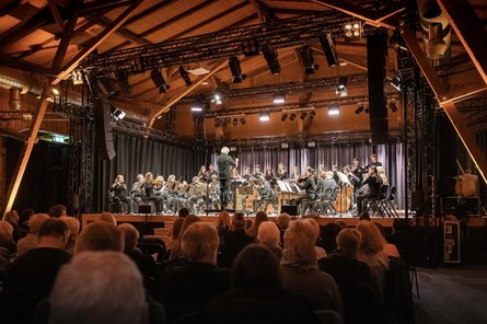 Dirigent Ulrich Windfuhr mit den Lüneburger Symphonikern