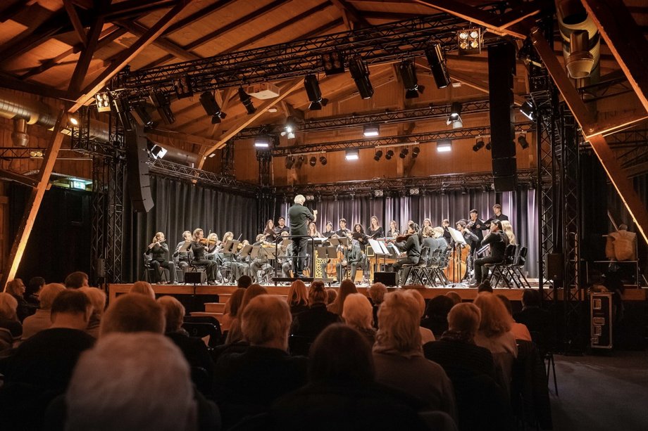 Dirigent Ulrich Windfuhr mit den Lüneburger Symphonikern