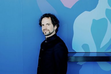 Jonathan Stockhammer im Porträt vor einer blauen Wand