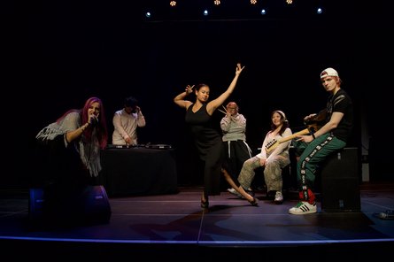 HipHop - Abschluss-Show Bühne mit Ensemble aus Tanz, Gesang und Instrumental