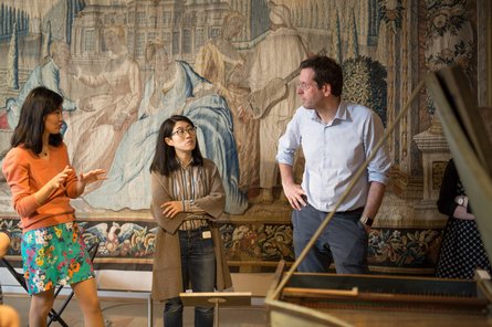 Menschen am Cembalo im Museum