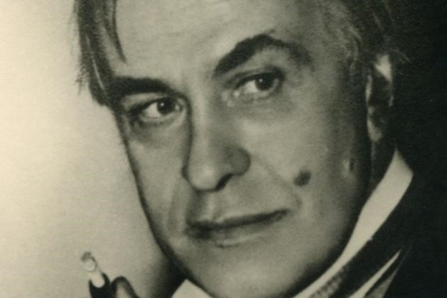Eduard Erdmann Schwarzweißfoto von Mann mit Zigarre
