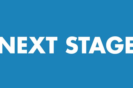 Text "Next Stage" auf blauem Hintergrund