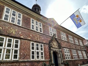 Historisches Rathaus mit Stadt-Flagge