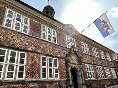 Historisches Rathaus mit Stadt-Flagge