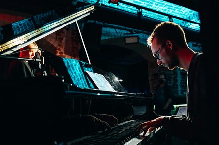 Foto von einer Person, die Klavier spielt