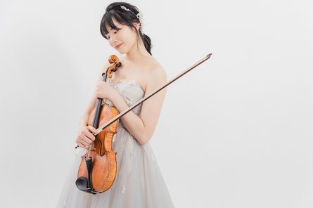 Portrait mit Viola in den Händen